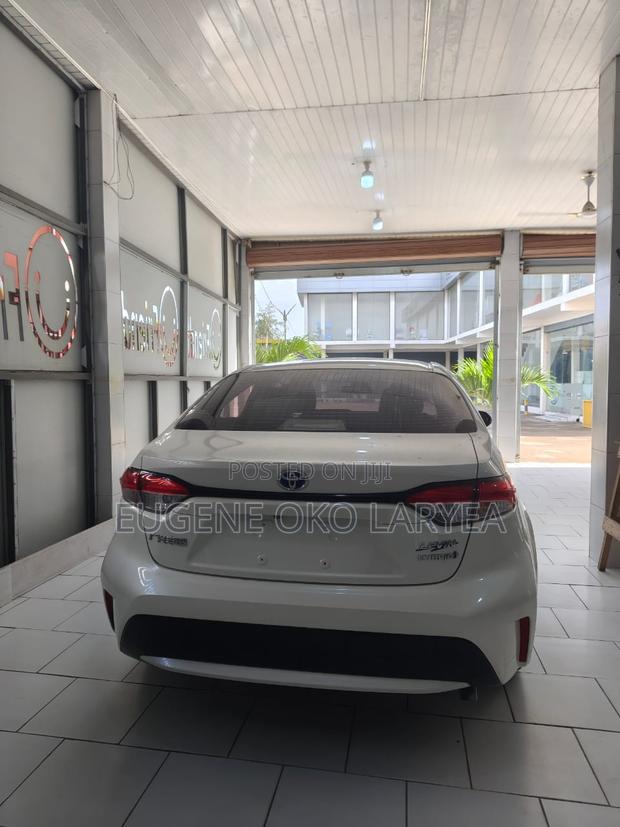 Toyota Corolla Hybrid LE 2023 White