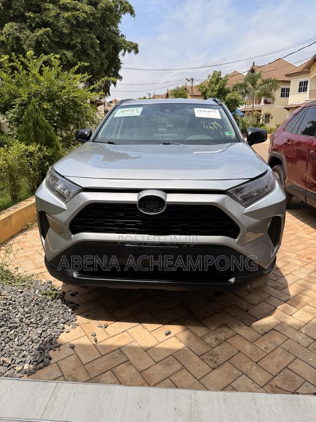 Toyota RAV4 LE 2021 Silver