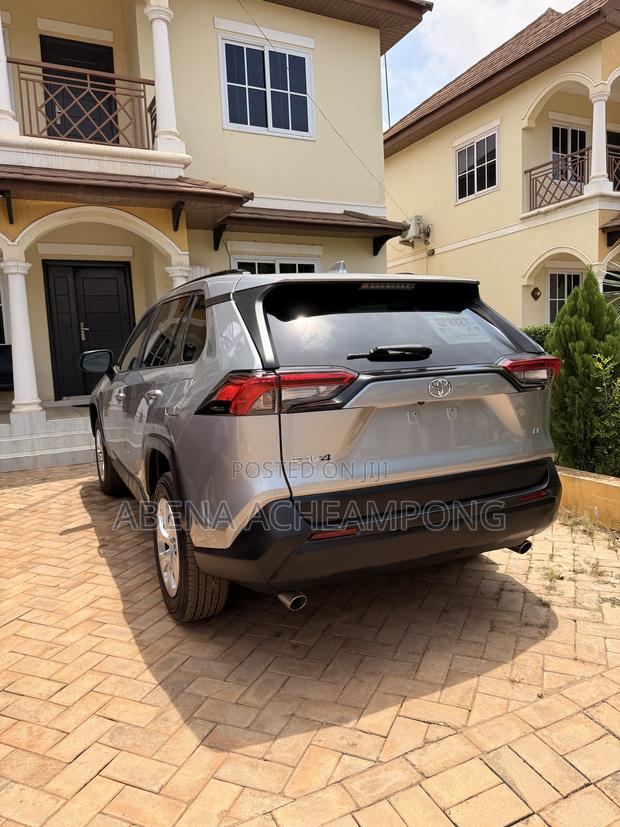Toyota RAV4 LE 2021 Silver