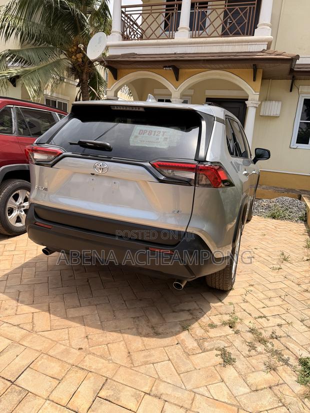 Toyota RAV4 LE 2021 Silver