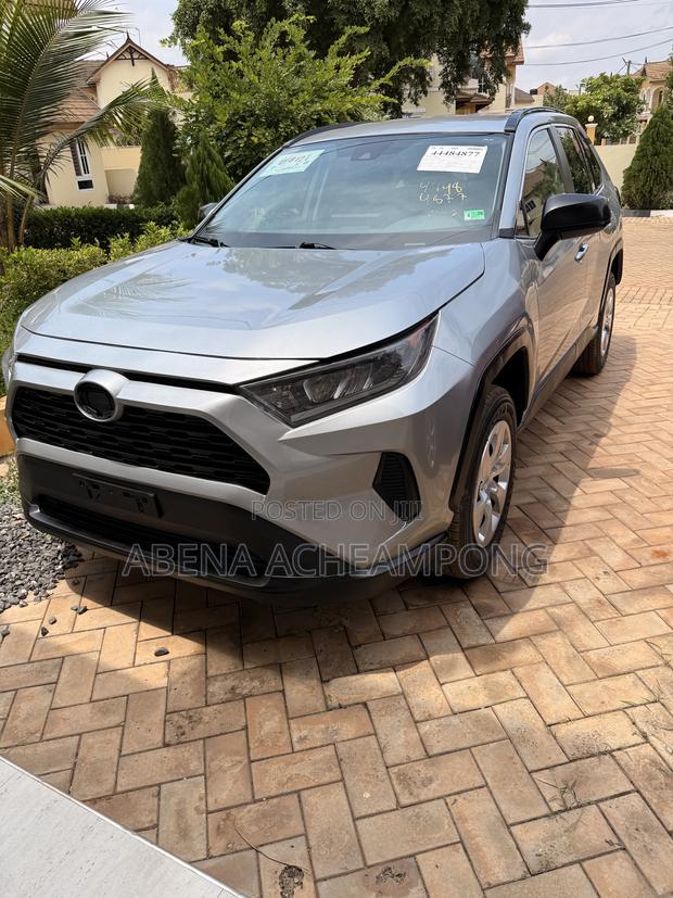 Toyota RAV4 LE 2021 Silver
