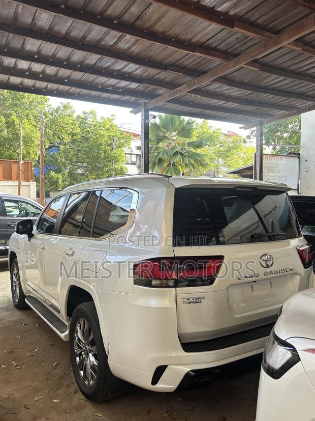 New Toyota Land Cruiser LC300 2023 White