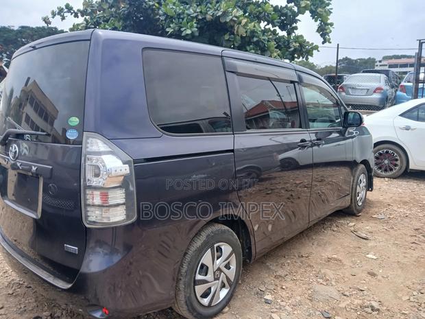Toyota Voxy 2012