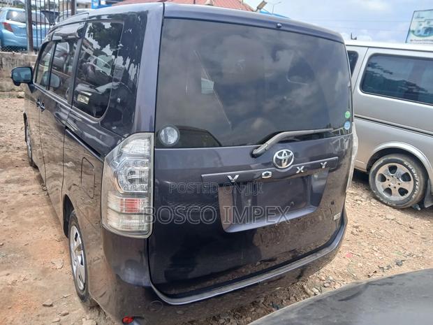 Toyota Voxy 2012