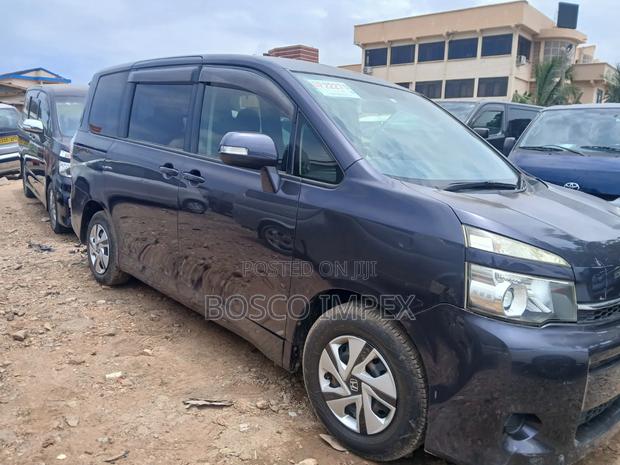 Toyota Voxy 2012