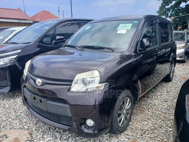 Toyota Sienta 2015 Brown