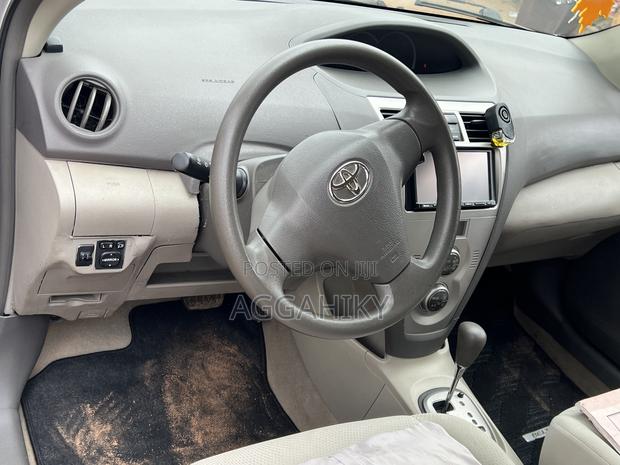 Toyota Belta 2010 Silver