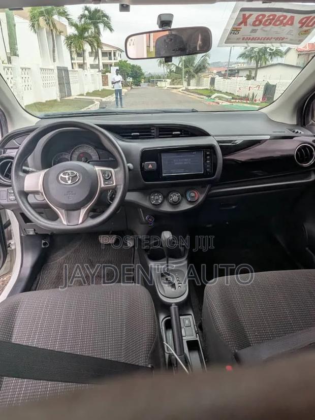 Toyota Vitz 2014 Off white