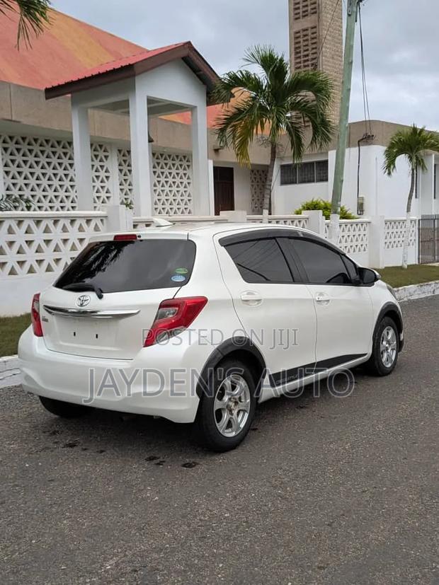 Toyota Vitz 2014 Off white