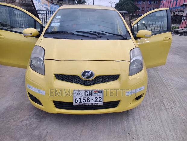 Toyota Vitz 2010 Yellow