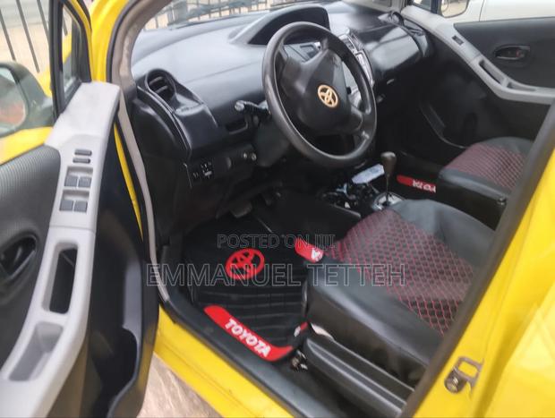 Toyota Vitz 2010 Yellow