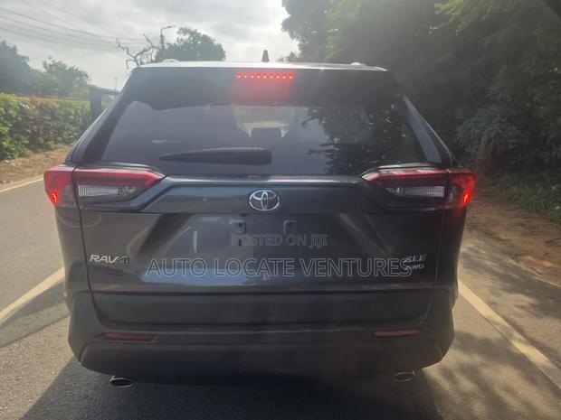 Toyota RAV4 XLE 2021 Gray
