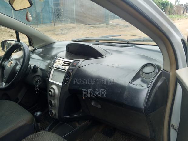 Toyota Vitz 1.3 FWD 5dr 2010 Silver