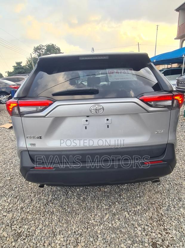 Toyota RAV4 2021 Silver