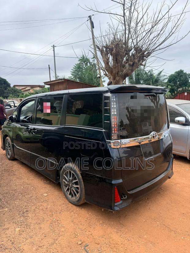 Toyota Voxy 2015 Green