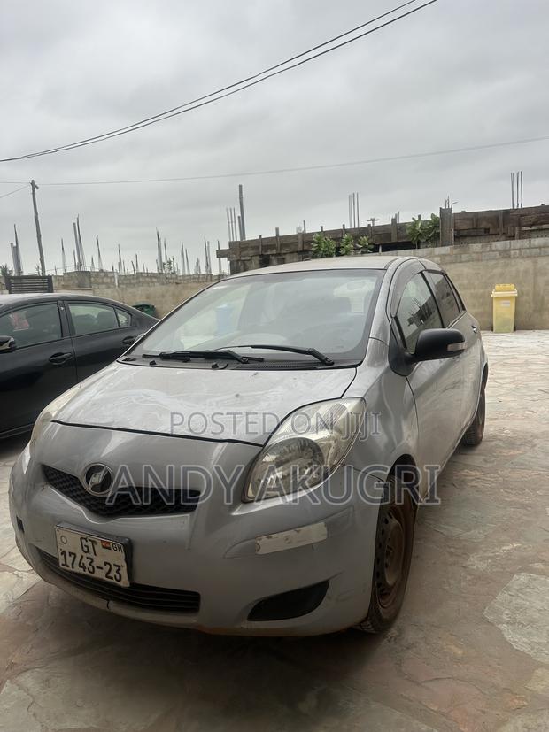 Toyota Vitz 2010 Silver