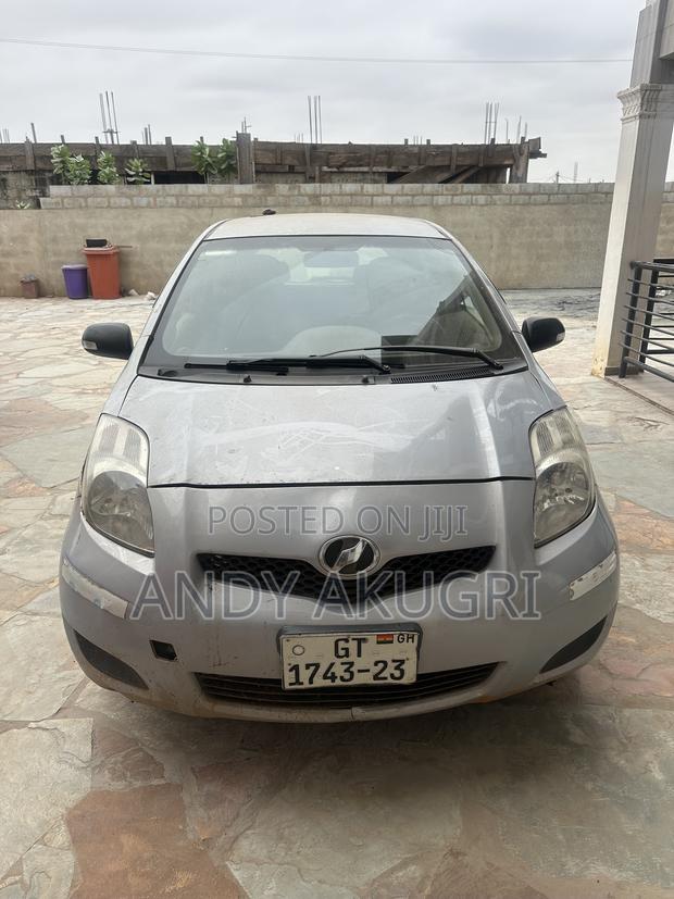 Toyota Vitz 2010 Silver