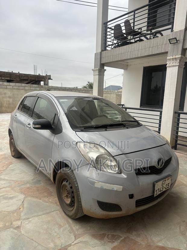 Toyota Vitz 2010 Silver
