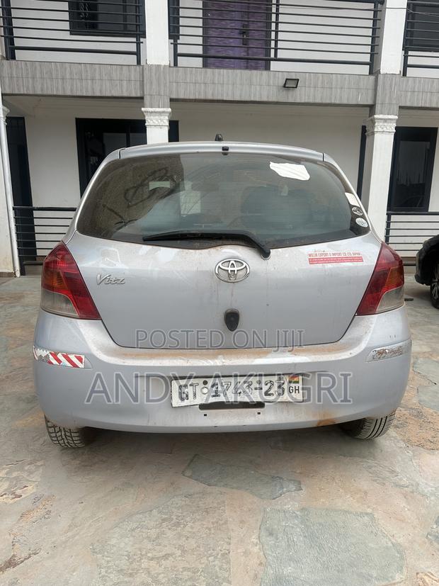 Toyota Vitz 2010 Silver