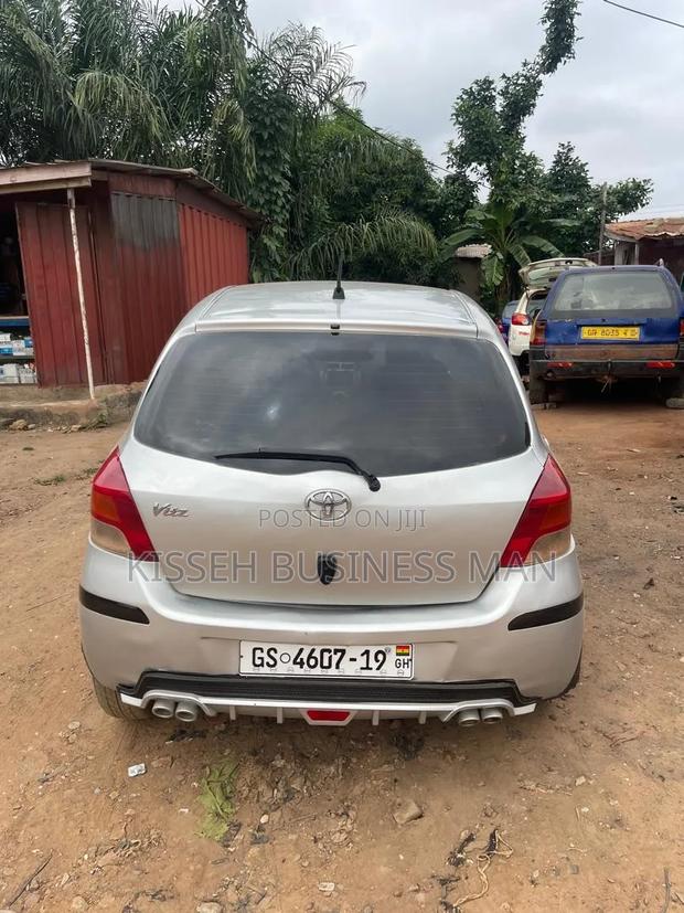 Toyota Vitz 2010 Silver