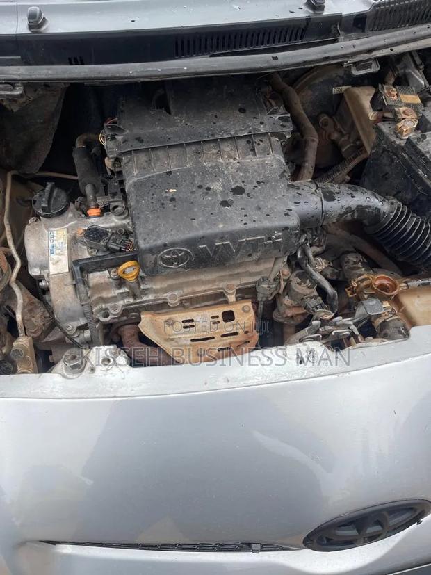 Toyota Vitz 2010 Silver