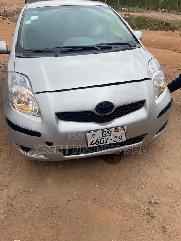 Toyota Vitz 2010 Silver