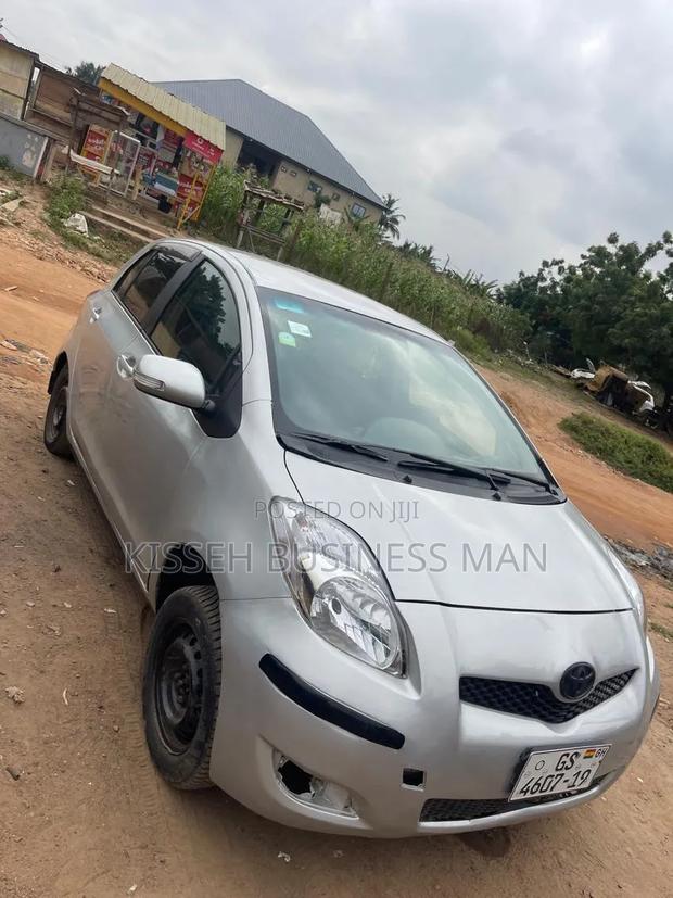 Toyota Vitz 2010 Silver