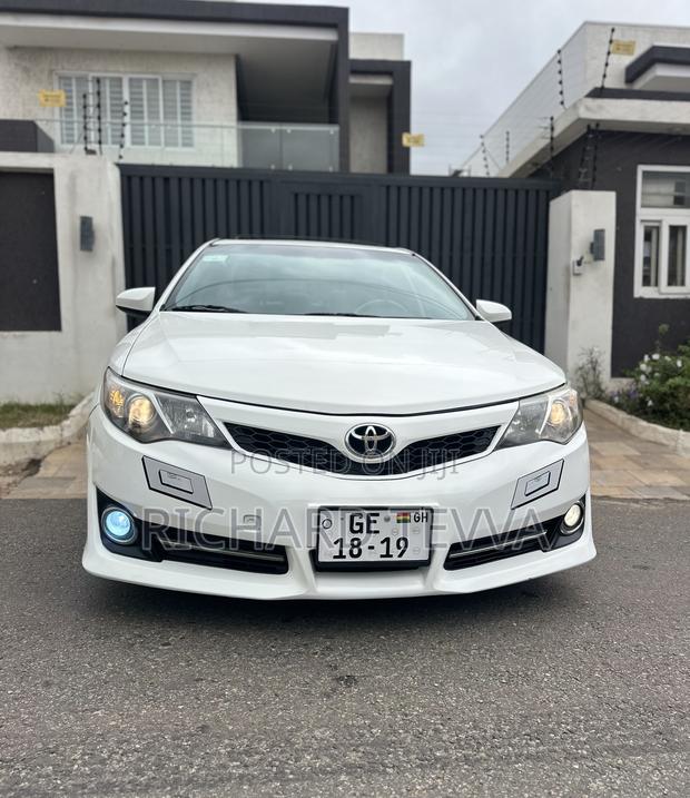 Toyota Camry SE 4dr Sedan (2.5L 4cyl 6A) 2014 White