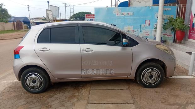 Toyota Vitz 2010 Silver
