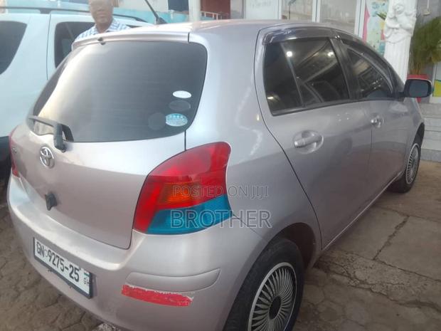 Toyota Vitz 2010 Silver