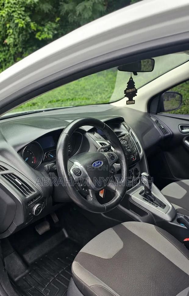Ford Focus SE Sedan FWD (2.0L 4cyl 5M) 2012 White