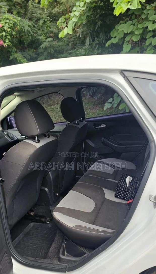 Ford Focus SE Sedan FWD (2.0L 4cyl 5M) 2012 White