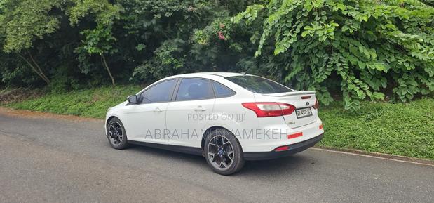 Ford Focus SE Sedan FWD (2.0L 4cyl 5M) 2012 White