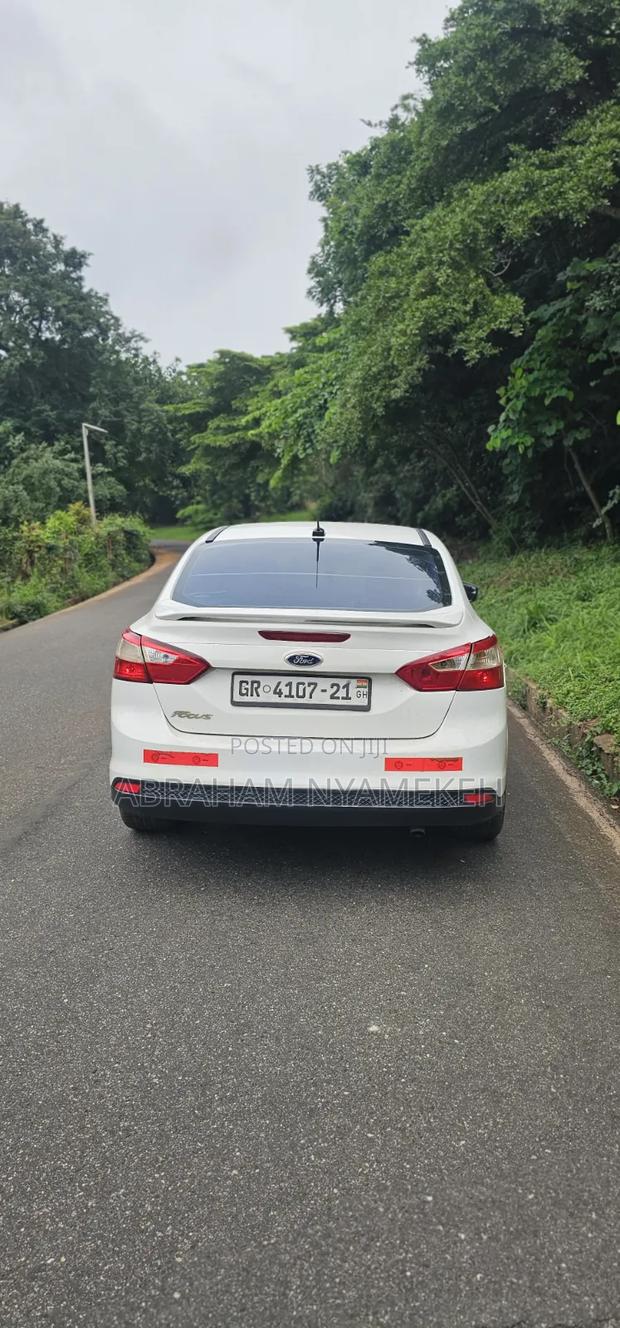 Ford Focus SE Sedan FWD (2.0L 4cyl 5M) 2012 White