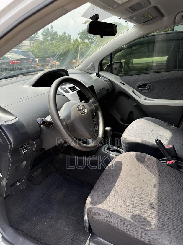 Toyota Vitz 1.5 FWD 5dr 2010 White