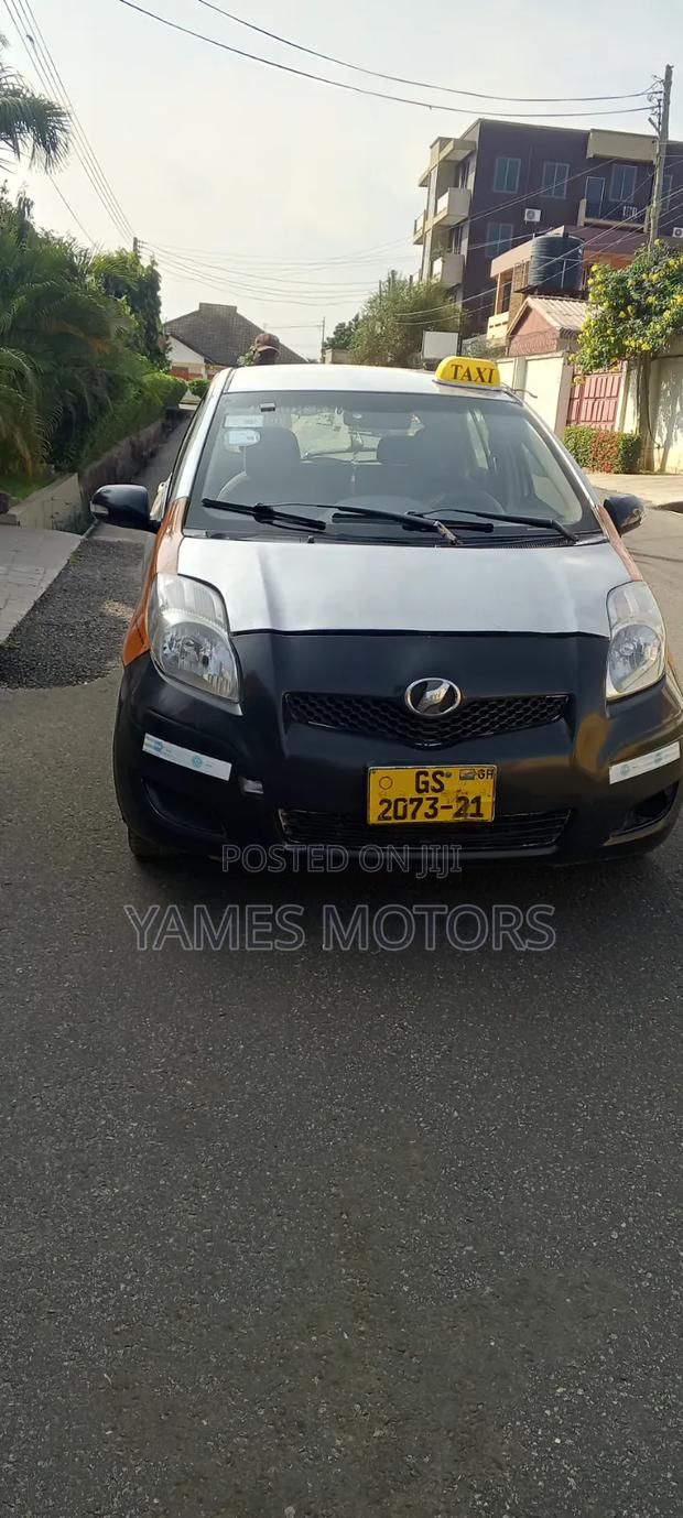 Toyota Vitz 2010 Silver