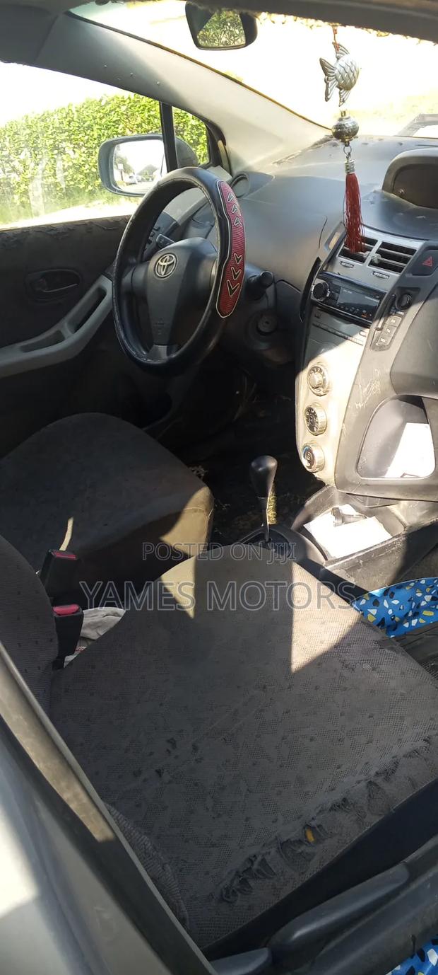 Toyota Vitz 2010 Silver