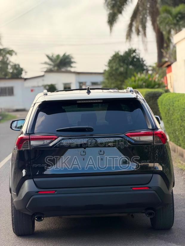 Toyota RAV4 XLE Premium 2025 Black