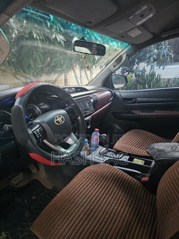 Toyota Hilux 2016 Black