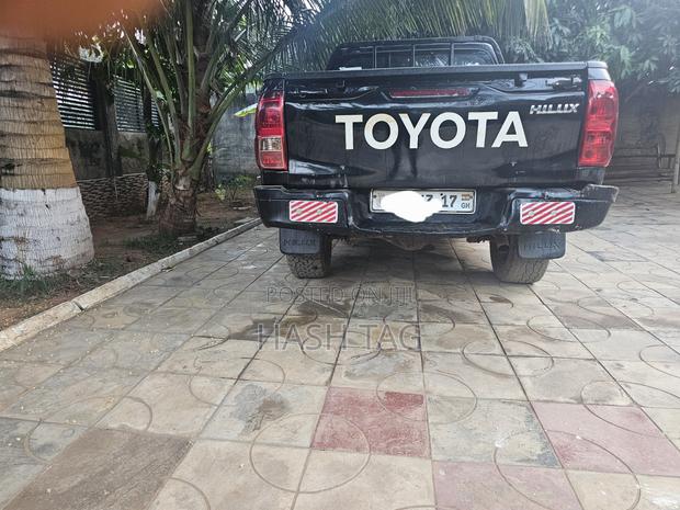 Toyota Hilux 2016 Black