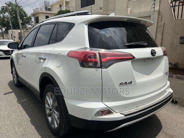 Toyota RAV4 Limited AWD (2.5L 4cyl 6A) 2016 White