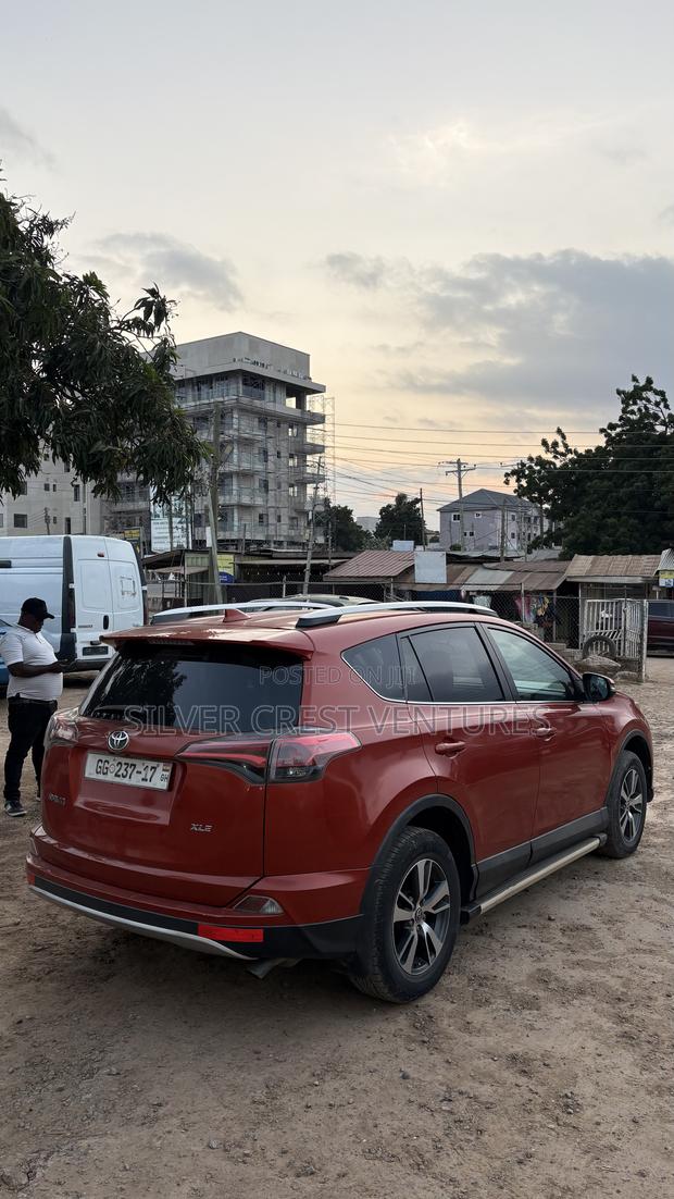 Toyota RAV4 XLE AWD (2.5L 4cyl 6A) 2016 Orange