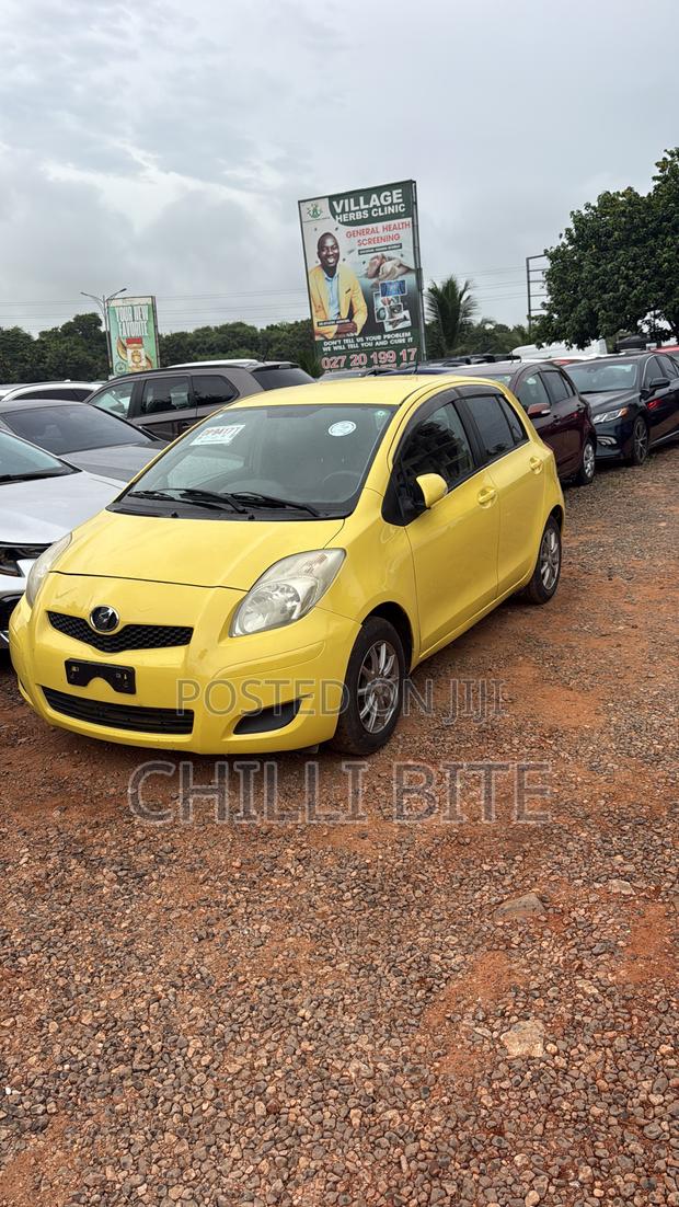 Toyota Vitz 1.0 FWD 5dr 2010 Yellow