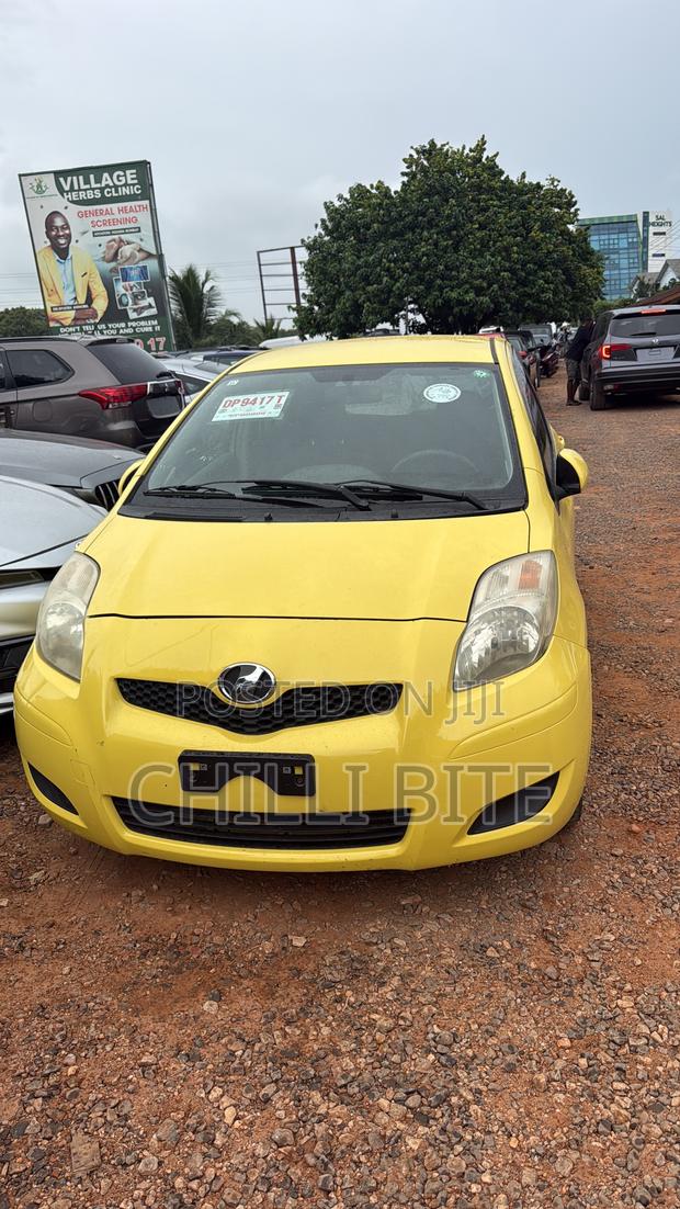 Toyota Vitz 1.0 FWD 5dr 2010 Yellow