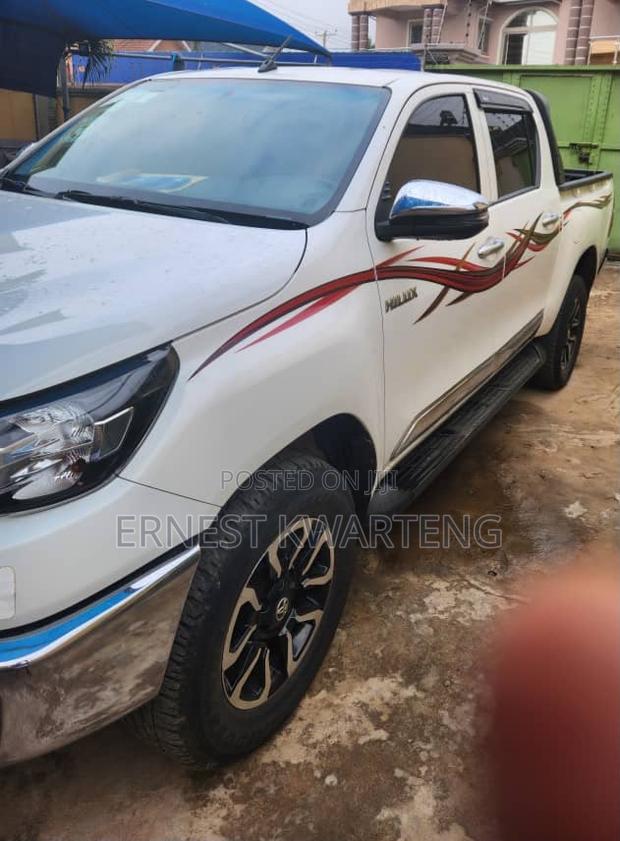 Toyota Hilux 2023 White