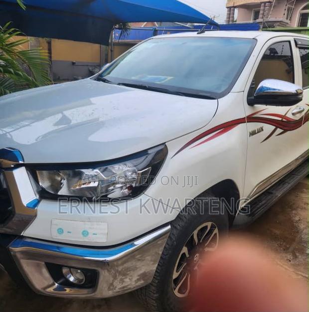 Toyota Hilux 2023 White
