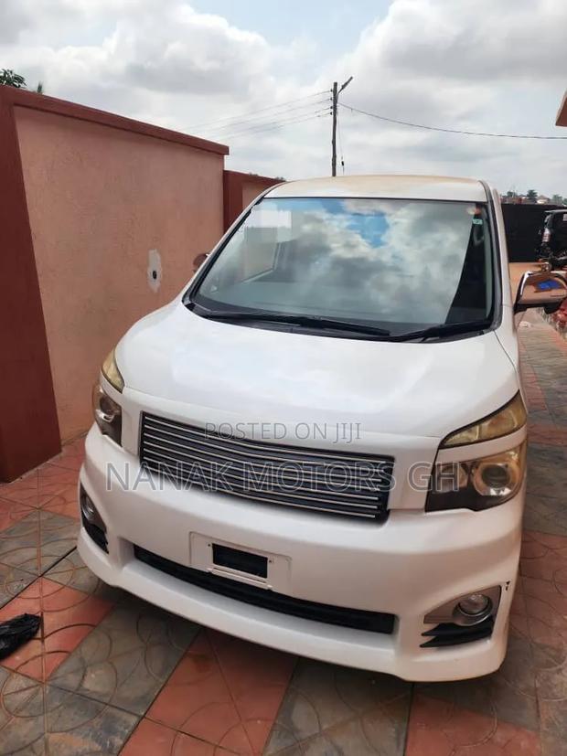 Toyota Voxy 2011 White