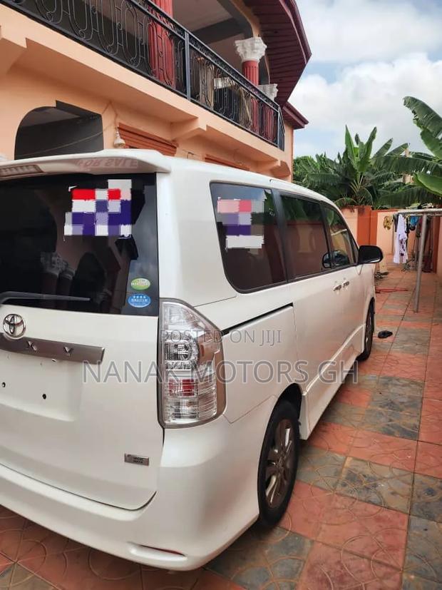 Toyota Voxy 2011 White