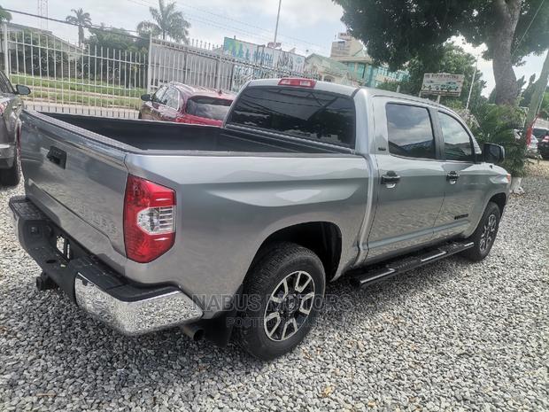 Toyota Tundra Limited 5.7L V8 4x4 Double Cab 6.6 ft. box 145.7 in. WB