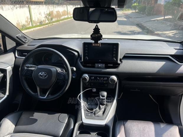 Toyota RAV4 XLE Premium FWD 2019 White